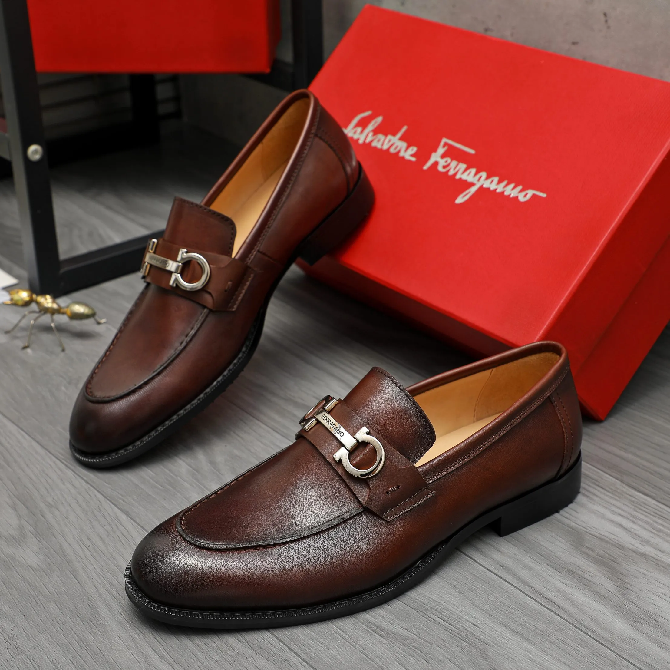 Men's shoes 💰540 Product trademark: Ferragamo "Ferragamo" business casual slip-on leather shoes Regular size: 39-45 (45. Customized, non-returnable) Product materials: Selected color-brushed cowhide upper, cowhide lining, original outsole